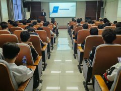 同窗们夯实专业根本、培育立异能力